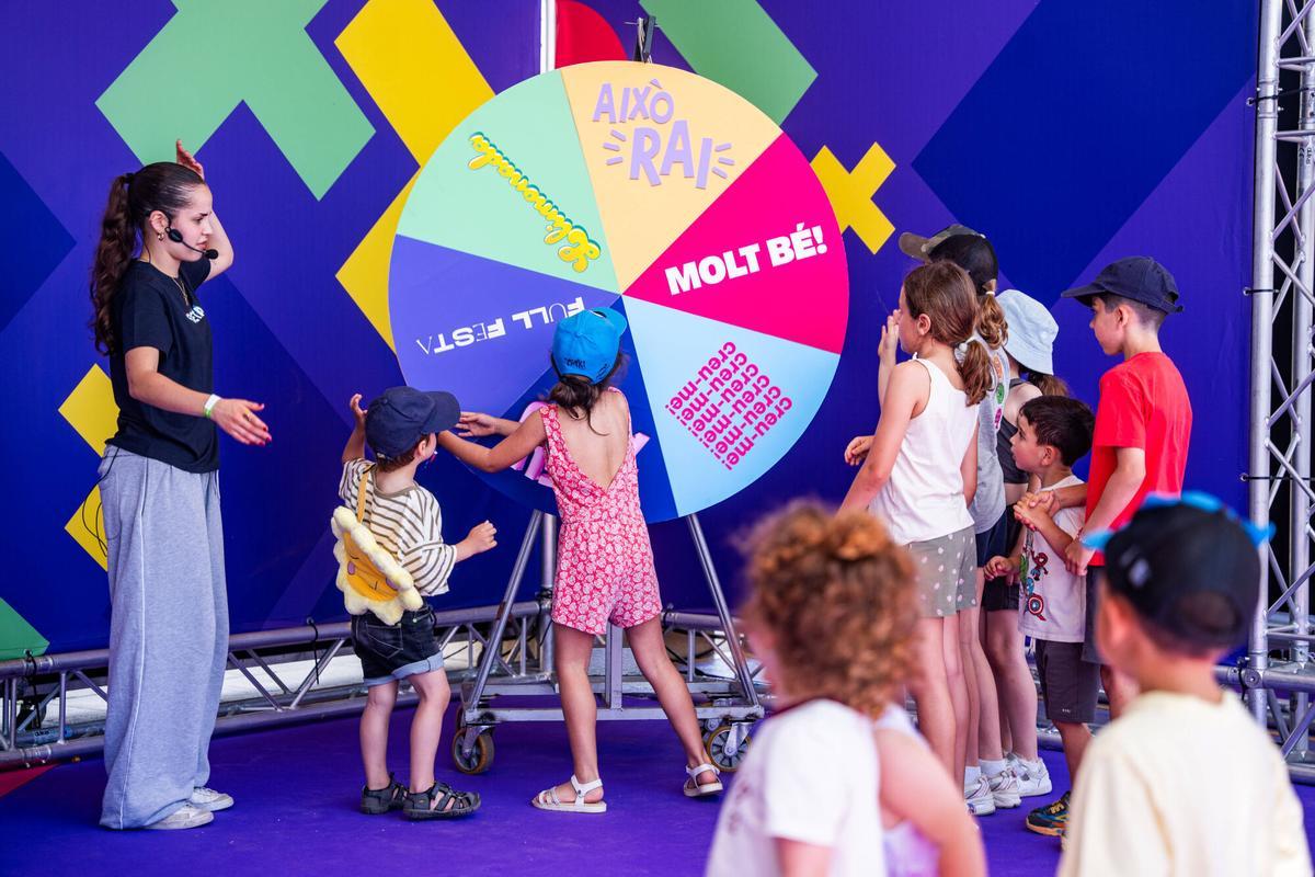 Este fin de semana, 30 y 31 de mayo, la Anella Olímpica de Montjuïc acoge la iniciativa ‘3Cat en Viu’, la gran fiesta de la tele pública catalana para acercar sus programas a la audiencia. Cinco escenarios llenarán más de 25.000 metros cuadrados, de 10.00 a 18.00 horas, para ofrecer actividades y espectáculos en directo.