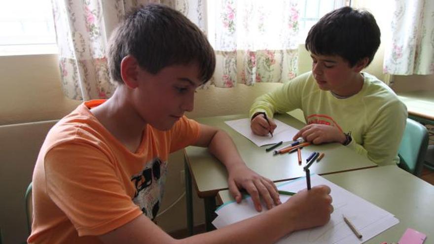 Julio González Almeida y Pablo Vega Barrios, en su colegio.