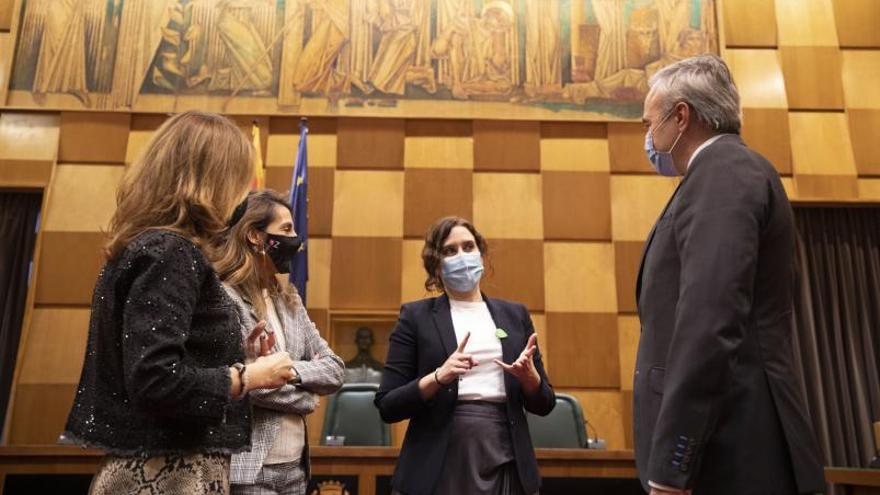 Isabel Díaz Ayudo, junto a Natalia Chueca, María Navarro y Jorge Azcón en su visita al Ayuntamiento de Zaragoza. | EL PERIÓDICO