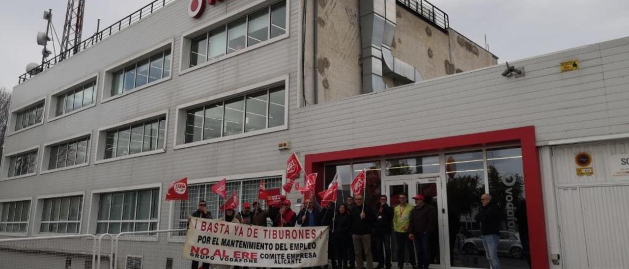Primeras protestas de trabajadores de Alicante ante un centro de la empresa