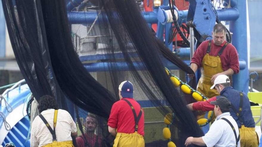 Marineros de cerco se preparan para salir a faenar en un puerto gallego. // Carlos Pardellas