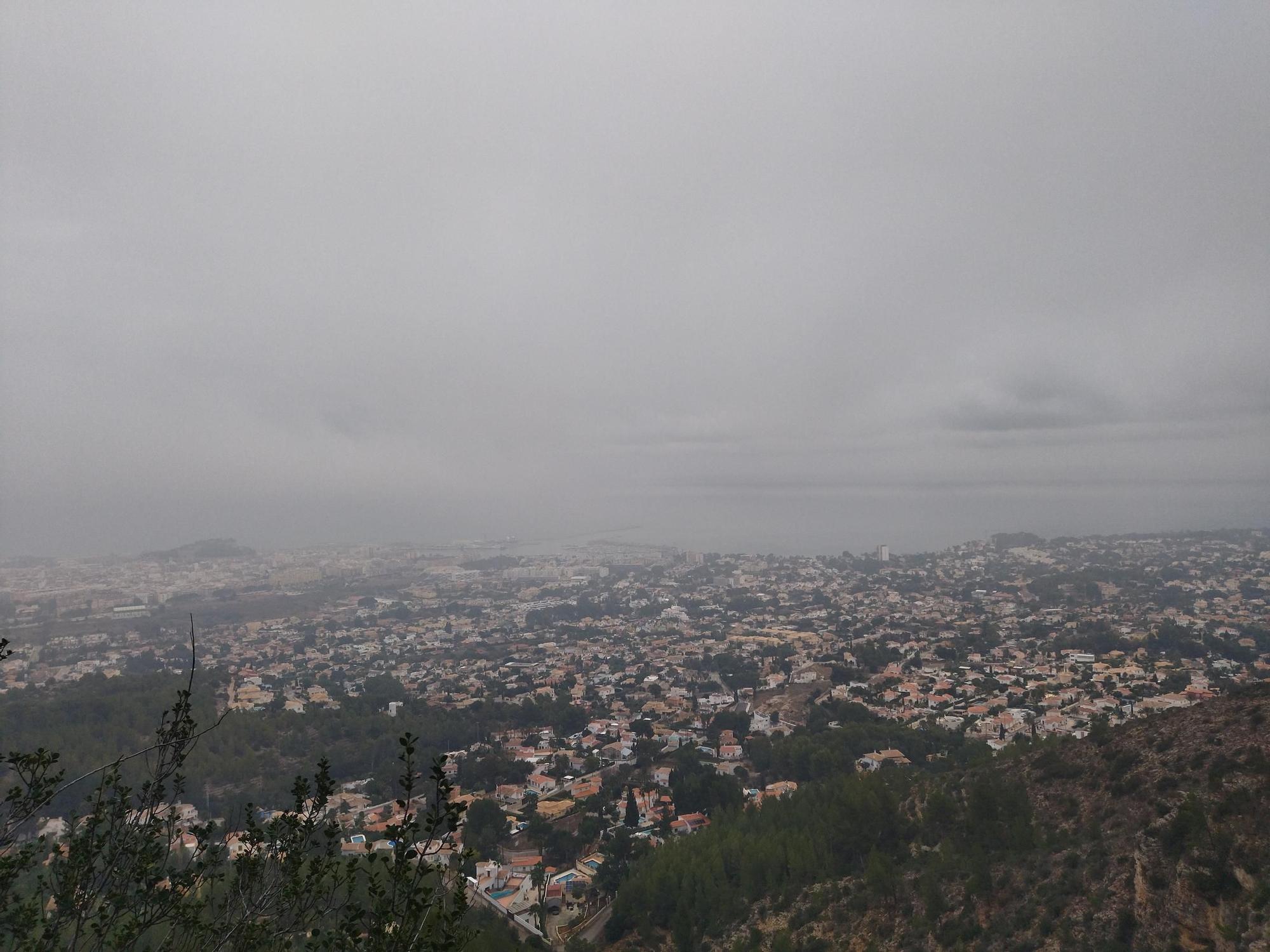 Imágenes: la Dénia brumosa desde el Montgó