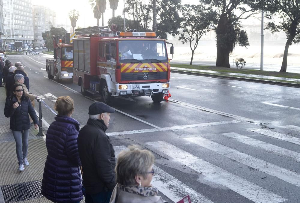 El paseo, cortado al tráfico tras llegar las olas a la carretera