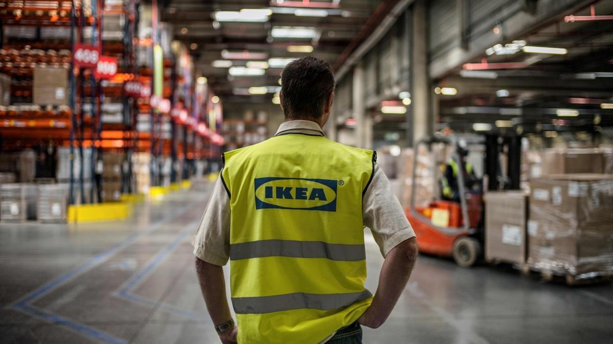 Imagen de un trabajador de Ikea en uno de los centros logísticos.
