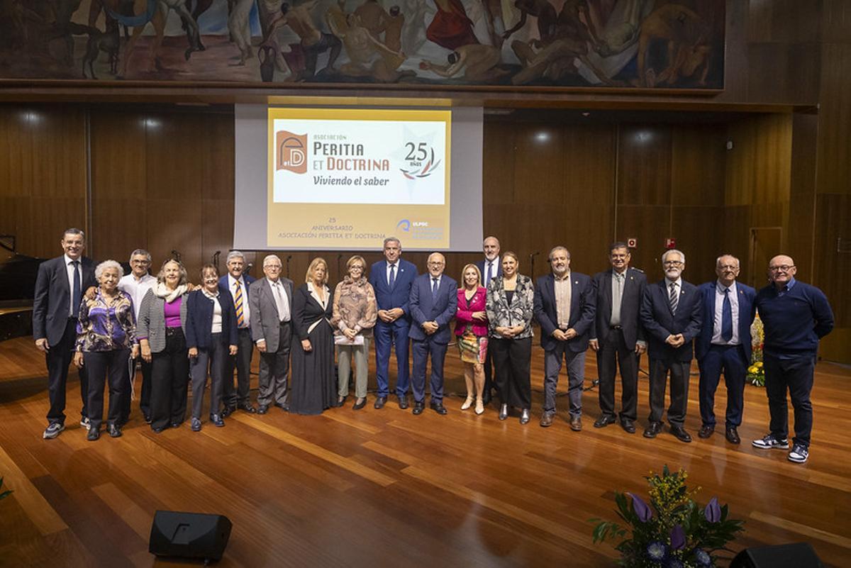 Asistentes al acto conmemorativo del 25 aniversario de la asociación.