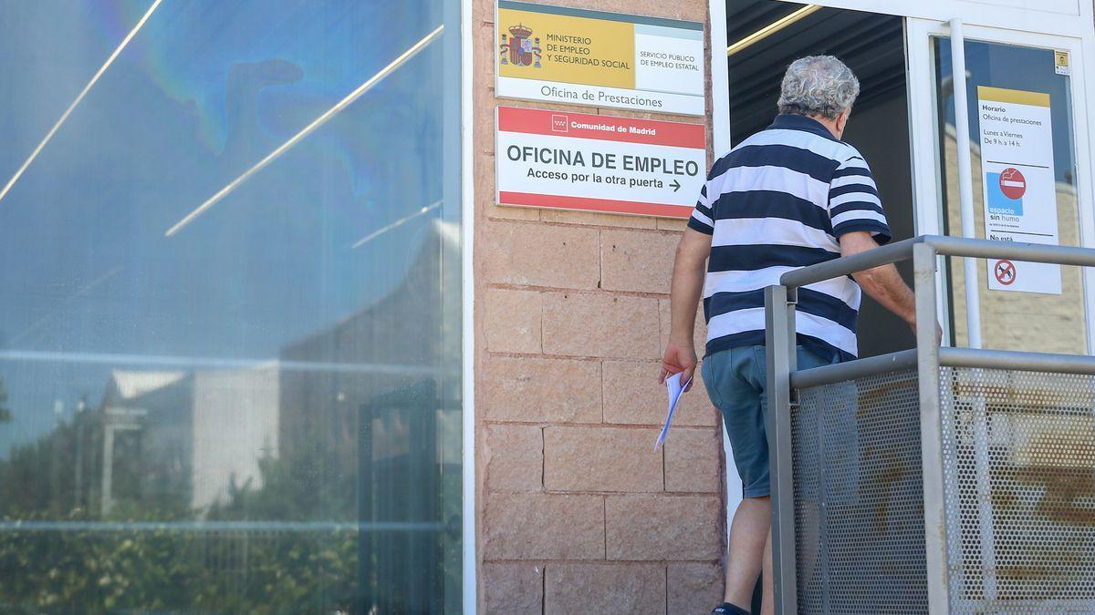 Una persona entra a una oficina del SEPE.