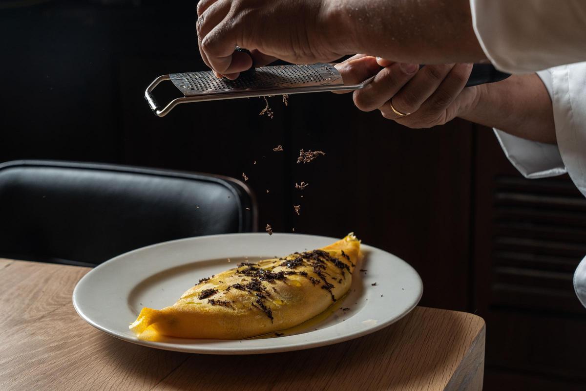 Tortilla de patata velazqueña trufada en Molino de Pez. Pescado preparado en la robata de Sisí.