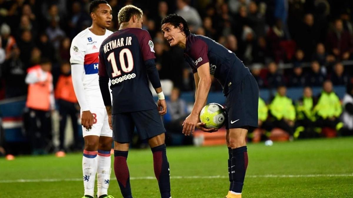 Neymar y Cavani discuten sobre el punto de penalti.