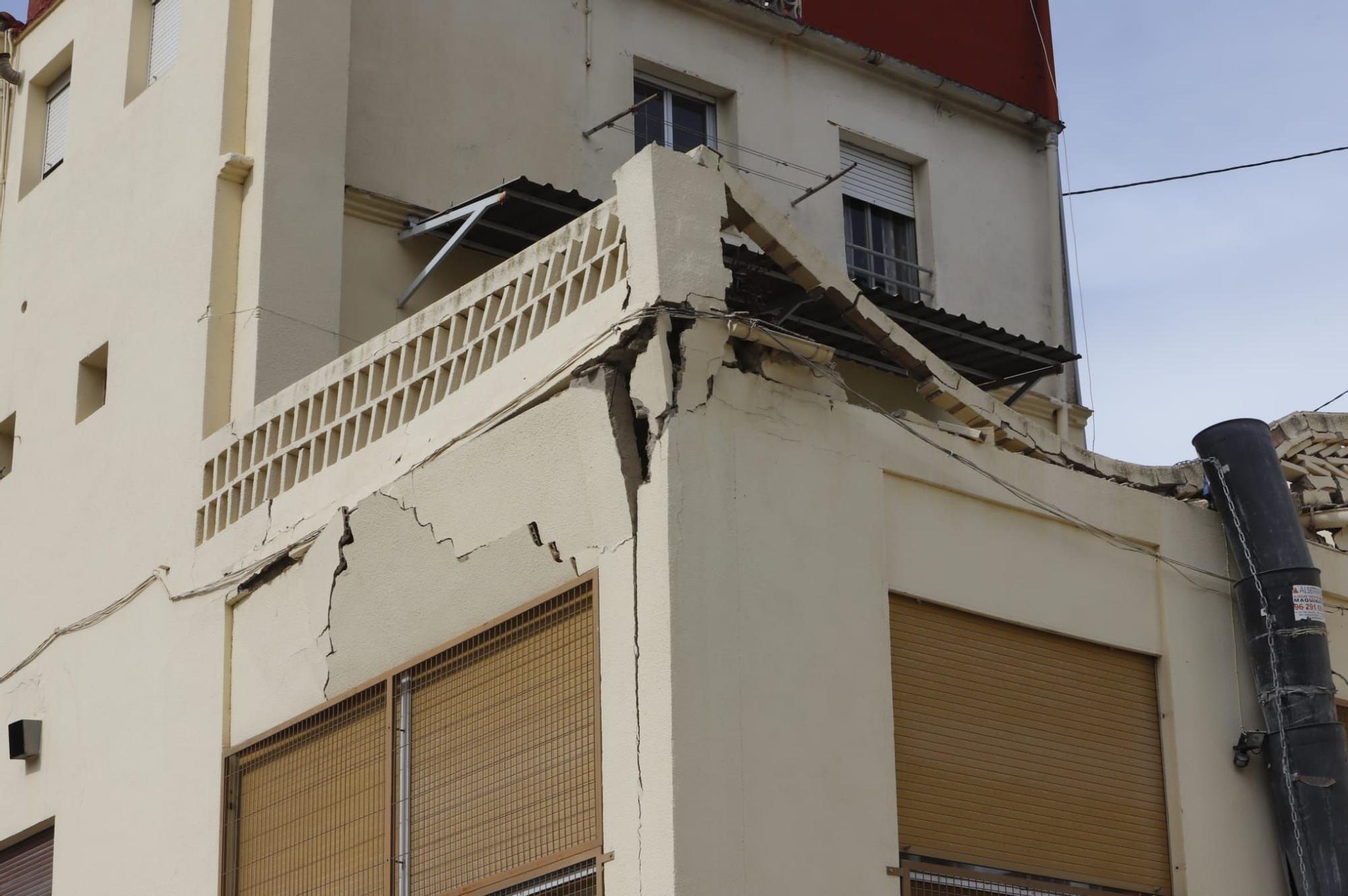 Precintan las inmediaciones de la casa derrumbada en Ontinyent