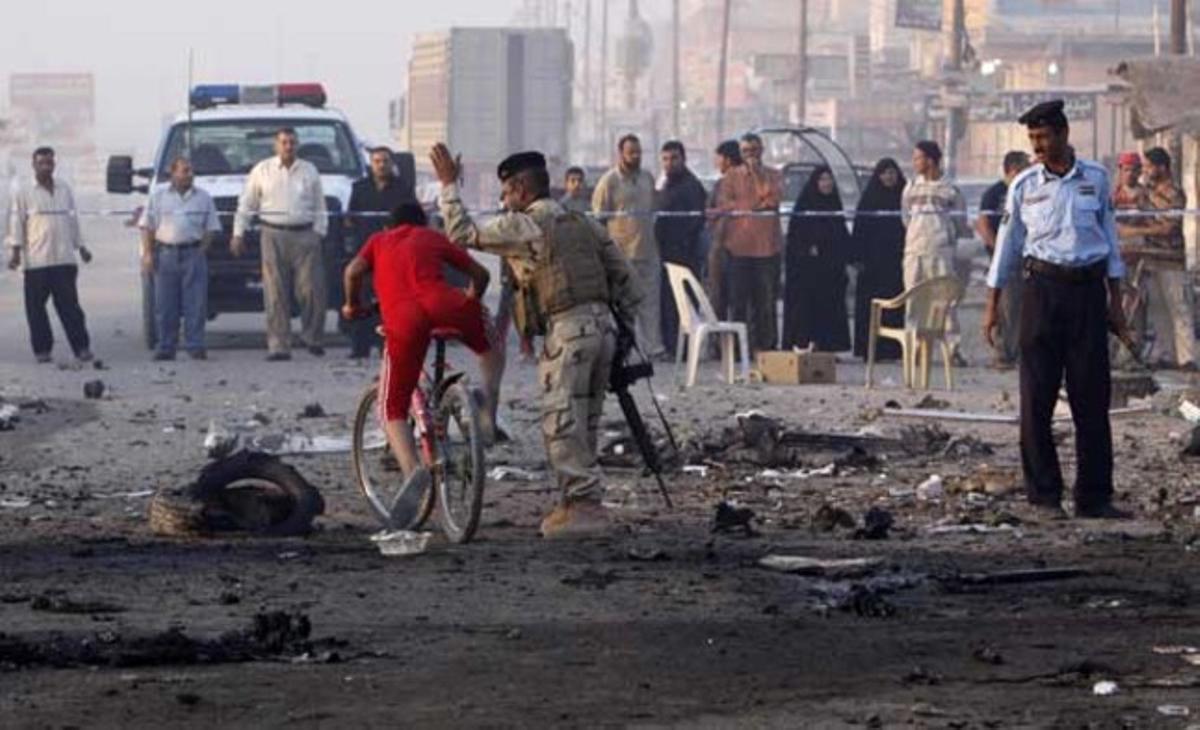 Un soldat de l’exèrcit iraquià persegueix un jove al lloc on va esclatar un cotxe bomba a prop d’un restaurant popular a Bàssora, la segona ciutat més gran de l’Iraq. Tres ciutats xiïtes al sud de l’Iraq van patir atemptats amb cotxes bomba ahir, que van matar i van ferir desenes de persones.