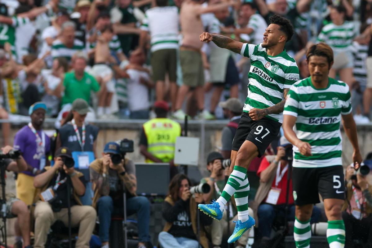 Luis Suárez celebra junto a Morita su gol en la final de la Taça de Portugal