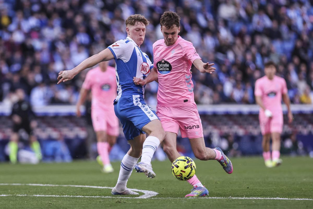 Williot y Clemens pelean por el balón en un partido marcado por la intensidad de ambos equipos.