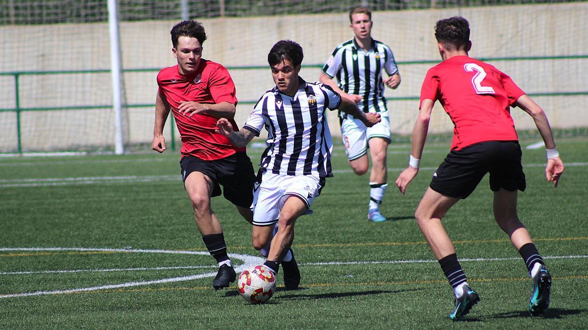 Manu Vila firmó dos de los tres goles del juvenil del Castellón ante el Conquense.