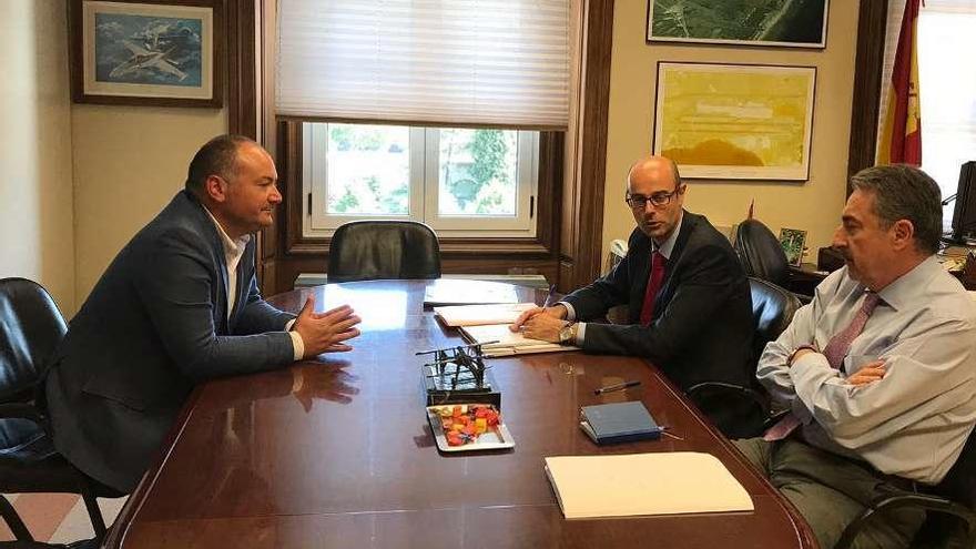 El alcalde de Culleredo, izquierda, ayer, durante la reunión con responsables de Aviación Civil.