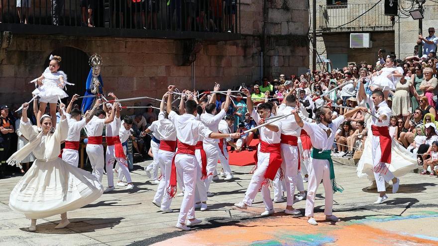 Miles de personas abarrotan Redondela para admirar las alfombras florales y la tradicional Danza das Espadas