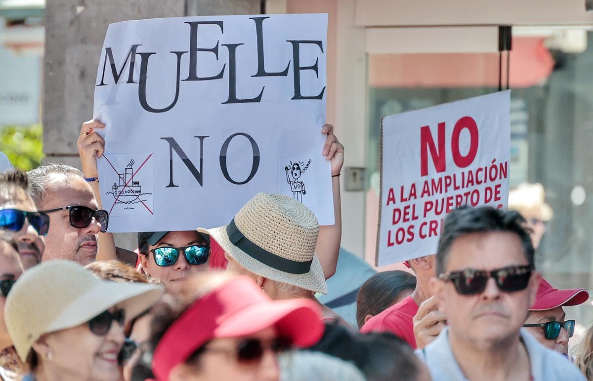 Manifestación en contra de la ampliación del puerto de Los Cristianos