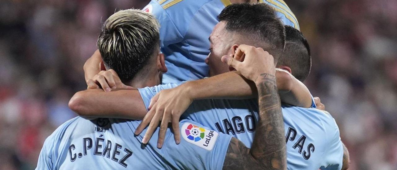 Los jugadores del Celta felicitan a Iago Aspas por su gol en Girona.