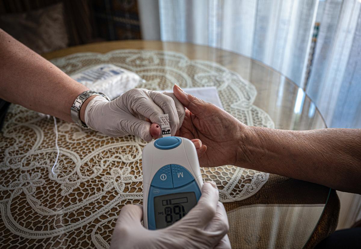 Las manos son, junto a los oídos, la parte del cuerpo más utilizada por enfermeras y médicos rurales. Con ellas se rompen las barreras inertes que los separan de sus pacientes. En la fotografía, la enfermera del pueblo extrae una gota de sangre del dedo de una paciente en su domicilio para hacer una prueba de anticoagulación.