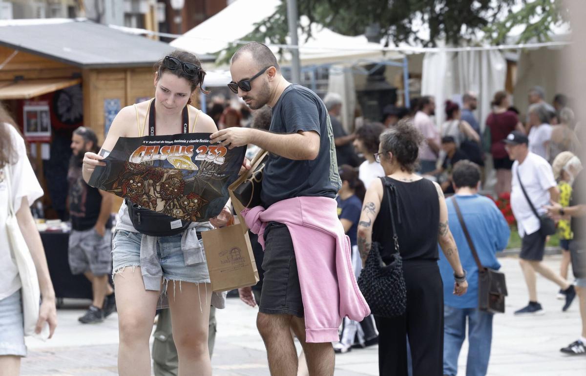 Celsius Avilés. Ambiente, colas y carpas