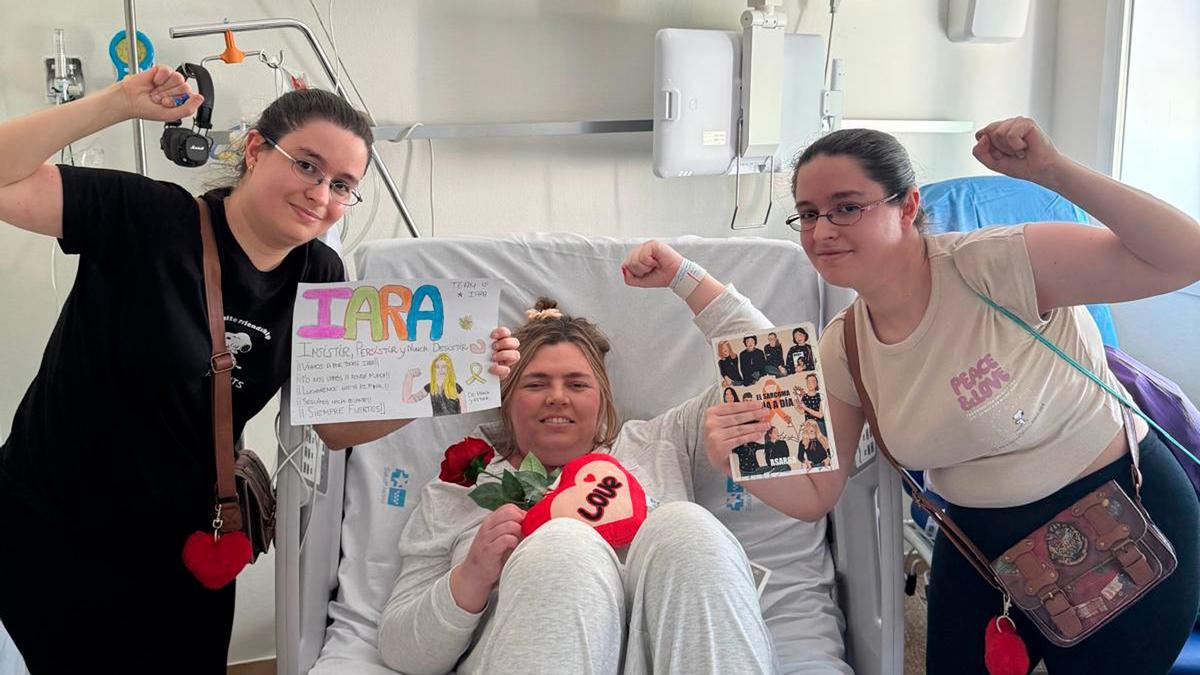 Iara, en el centro, con amigas, en su lucha contra el cáncer.