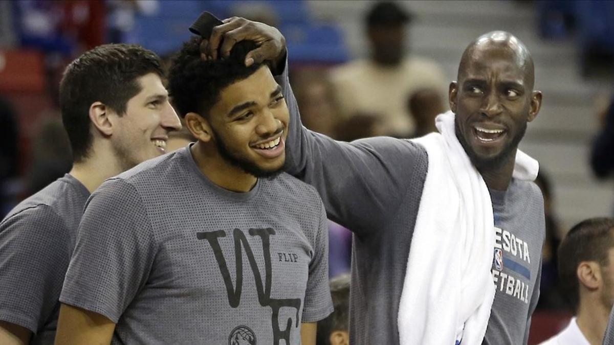 Garnett, en una imagen de la pasada temporada, con la nueva estrella de Minnesota, Towns