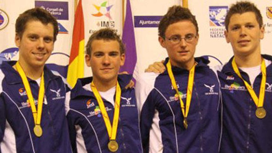 Equipo júnior masculino del Palma, oro en los 4x100 y 4x200 libre.