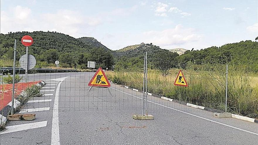 Cortan la carretera de Miravet para iniciar los trabajos de adecuación