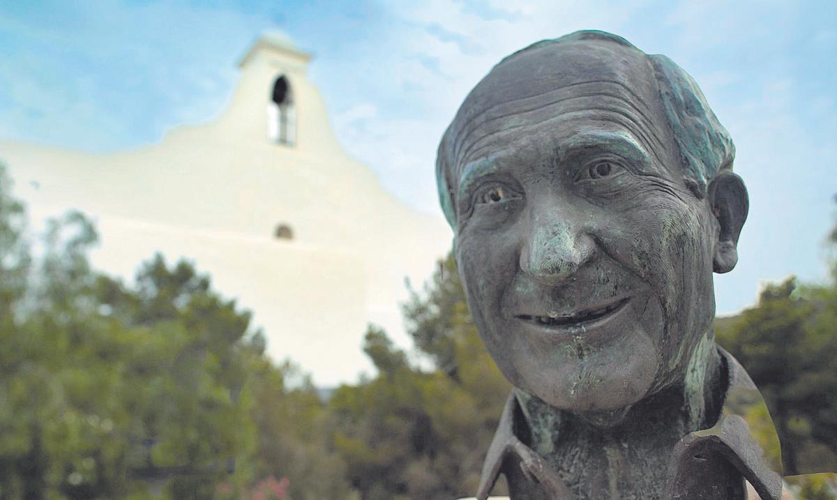 Busto del historiador Joan Marí Cardona junto a la iglesia de Sant Rafel.
