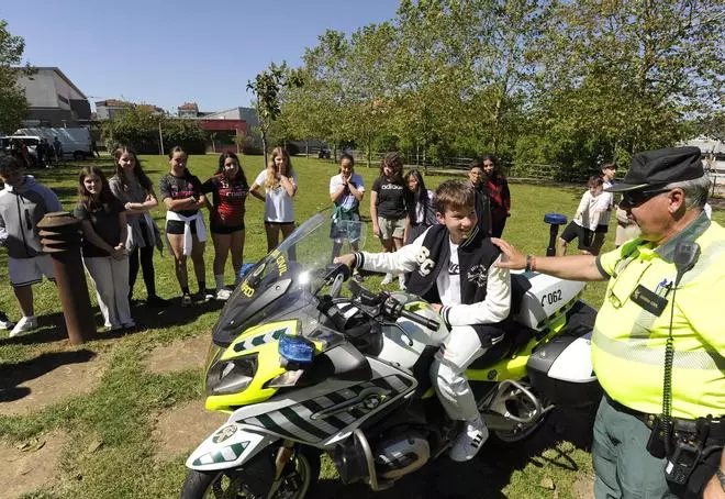 La 'extraescolar' de la Guardia Civil a los alumnos de Lalín