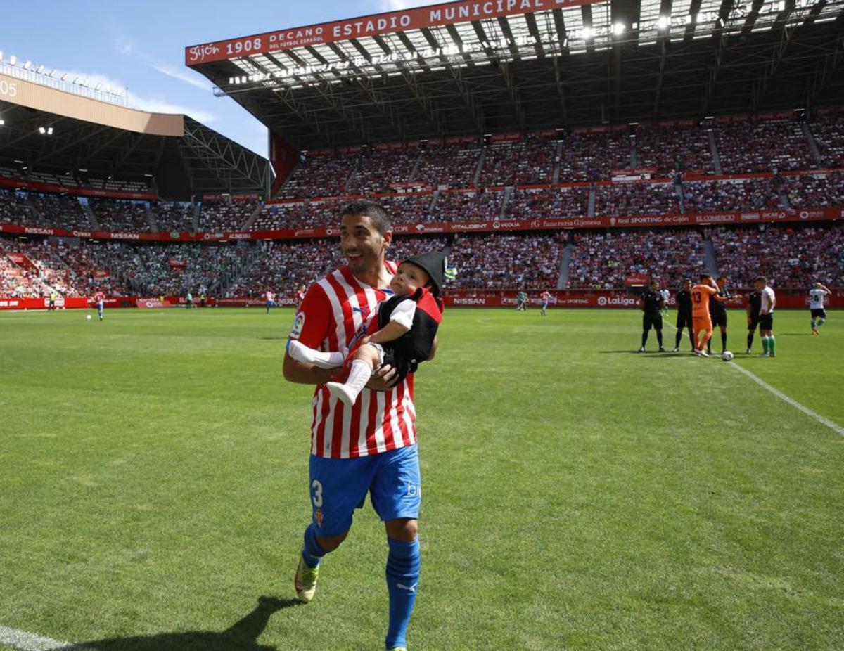 Cote, con su hijo, Nel, tras hacerse la foto con el equipo. | Ángel González
