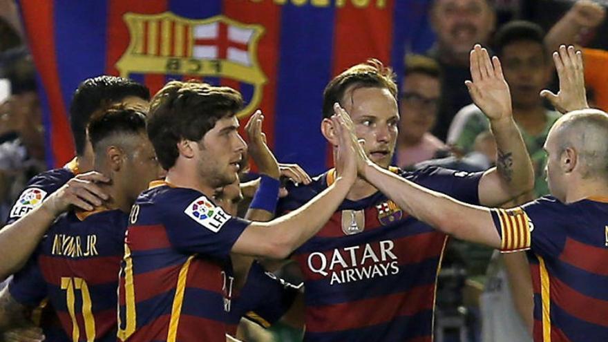 Els jugadors del Barça celebren l&#039;arribada del segon gol