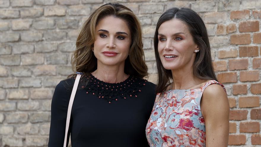 La reina Letizia y Rania de Jordania, complicidad, sonrisas y elegancia en su reencuentro en Madrid
