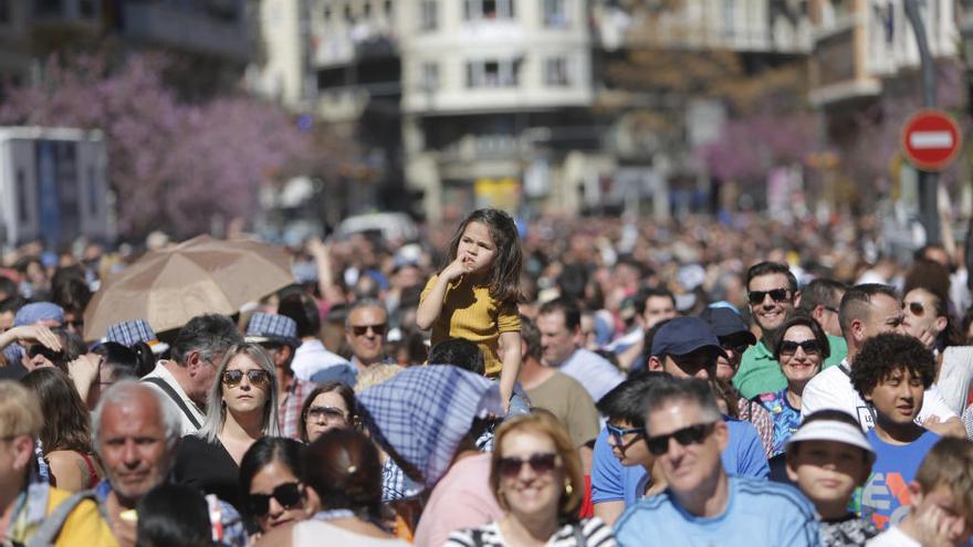 Ambiente de un día de Fallas en el centro de València.