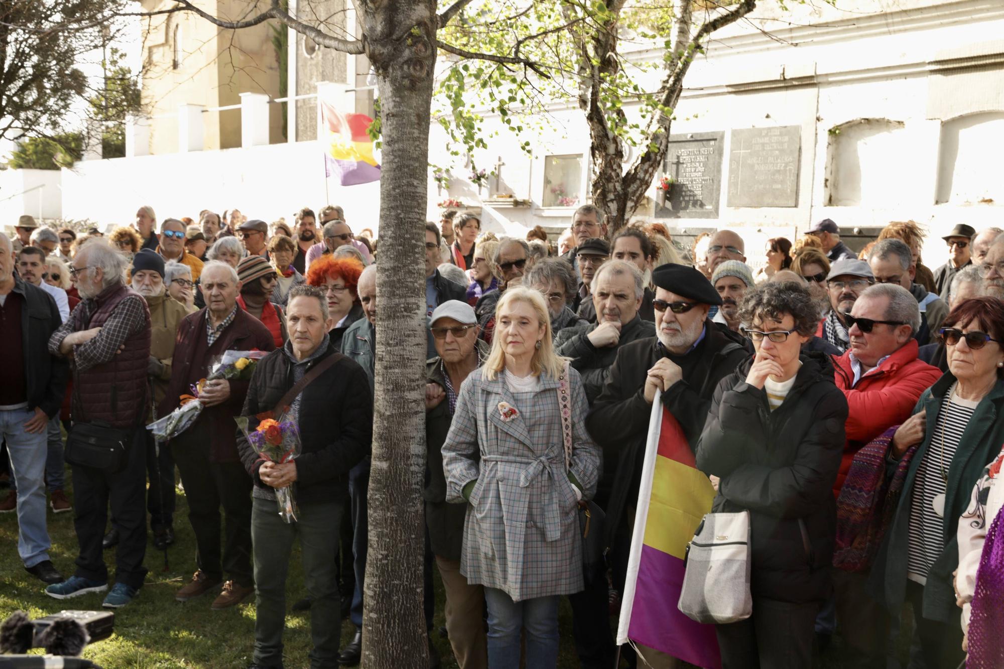 En imágenes: Gijón celebra en el cementerio del Sucu el aniversario de la II República española