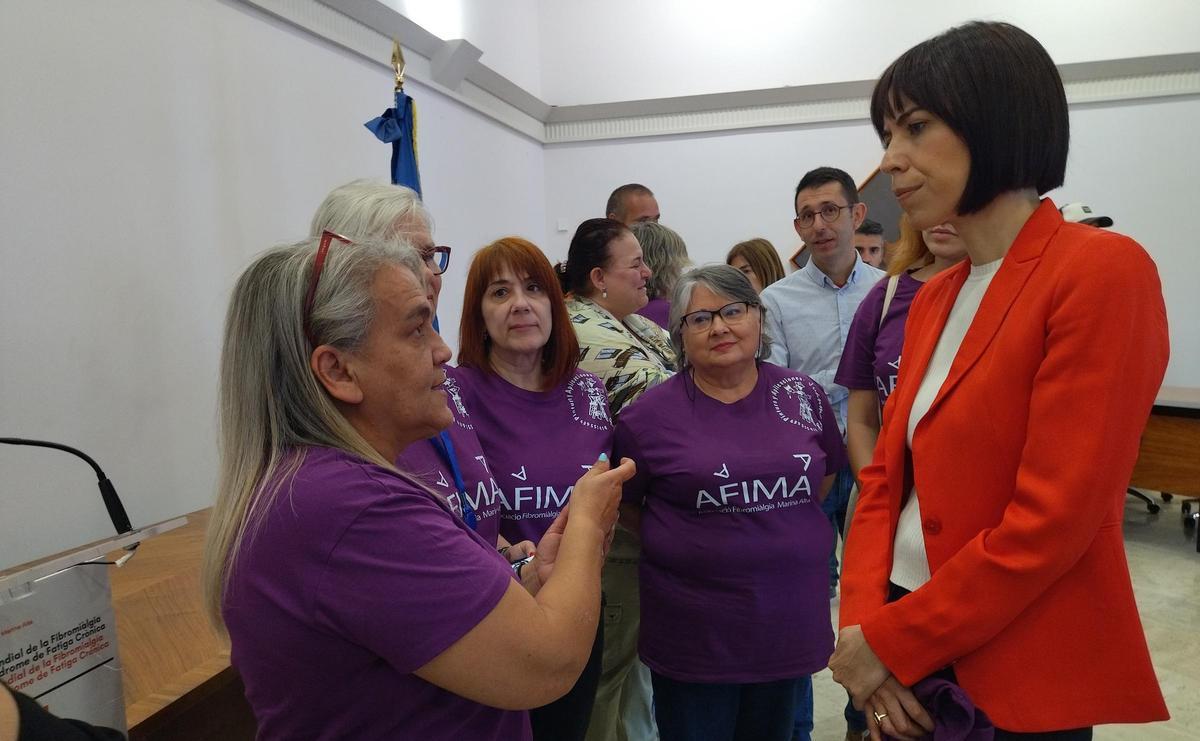 La ministra escucha a enfermos de fibromialgia en la Marina Alta