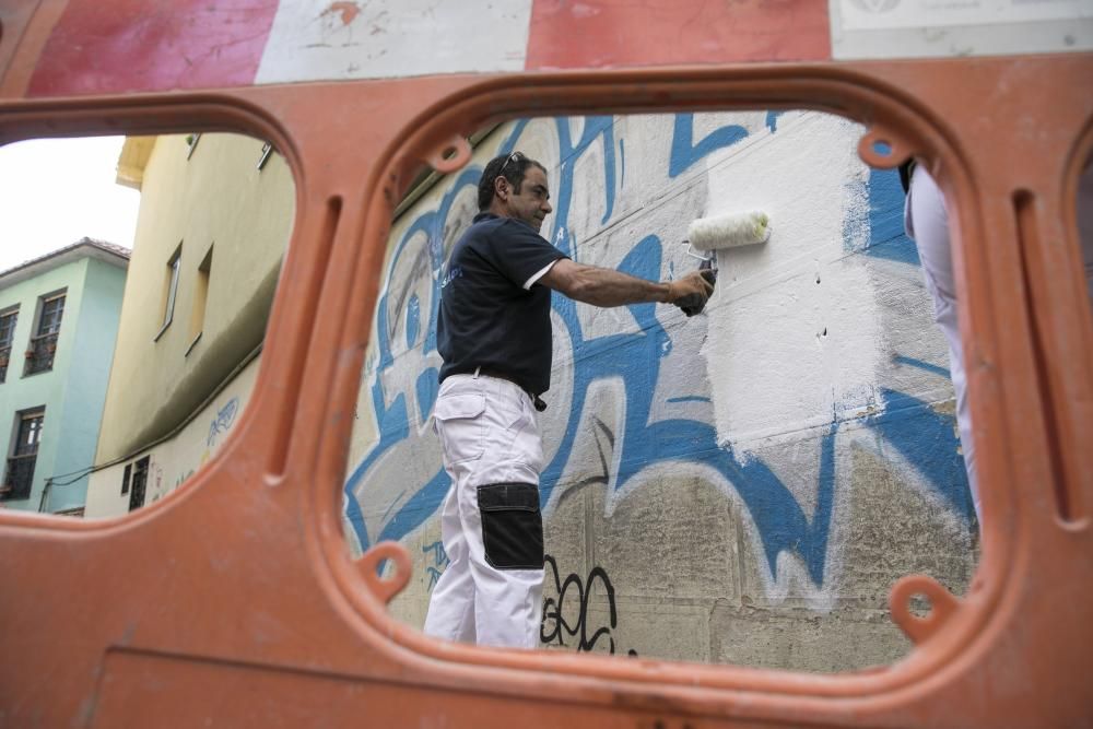 Arranca la limpieza de pintadas del Antiguo