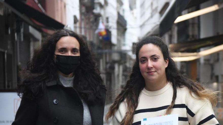 Lucía Fernández y Vanesa Rey, vecinas de Someso. |   // CARLOS PARDELLAS