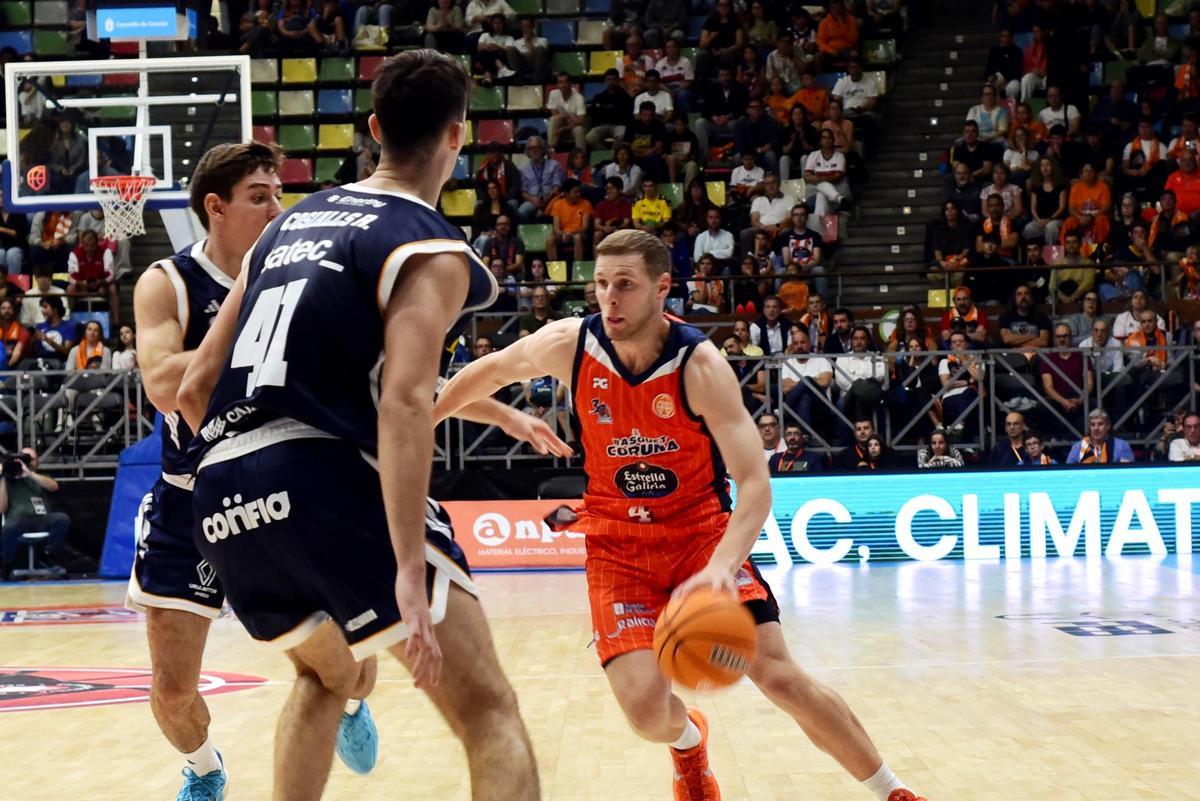 Paul Jorgensen, en una acción individual frente al Oviedo en el Coliseum