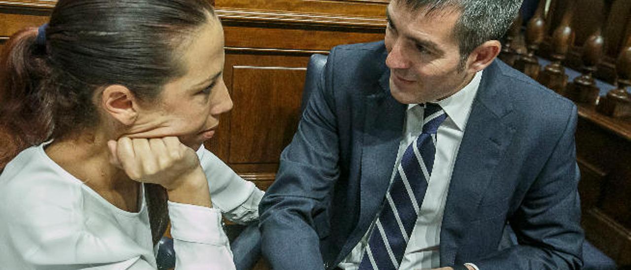 Patricia Hernández y Fernando Clavijo en sus escaños del Parlamento canario.