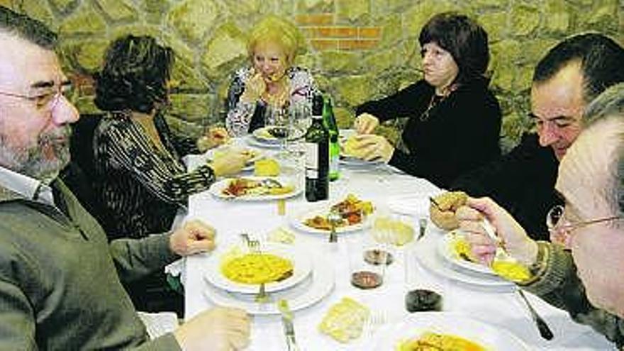 Un grupo de comensales, en un restaurante de Langreo.