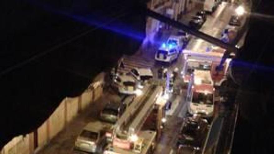 Varios policías salvan la vida de una mujer con movilidad reducida en un incendio en Alicante