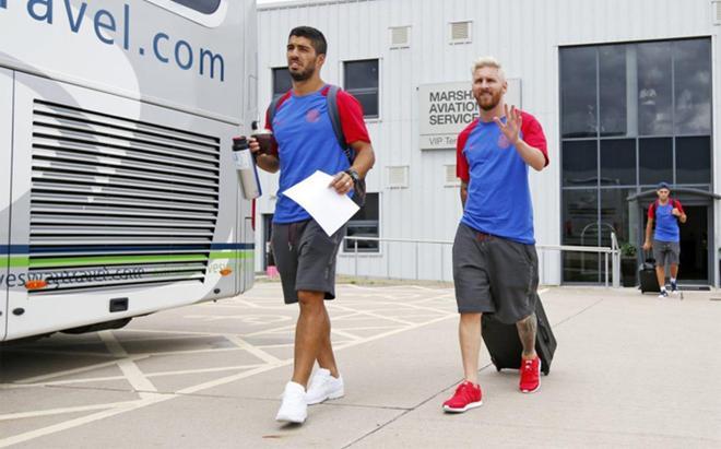 Leo Messi y Luis Suárez, después de aterrizar en el aeropuerto de Birmingham