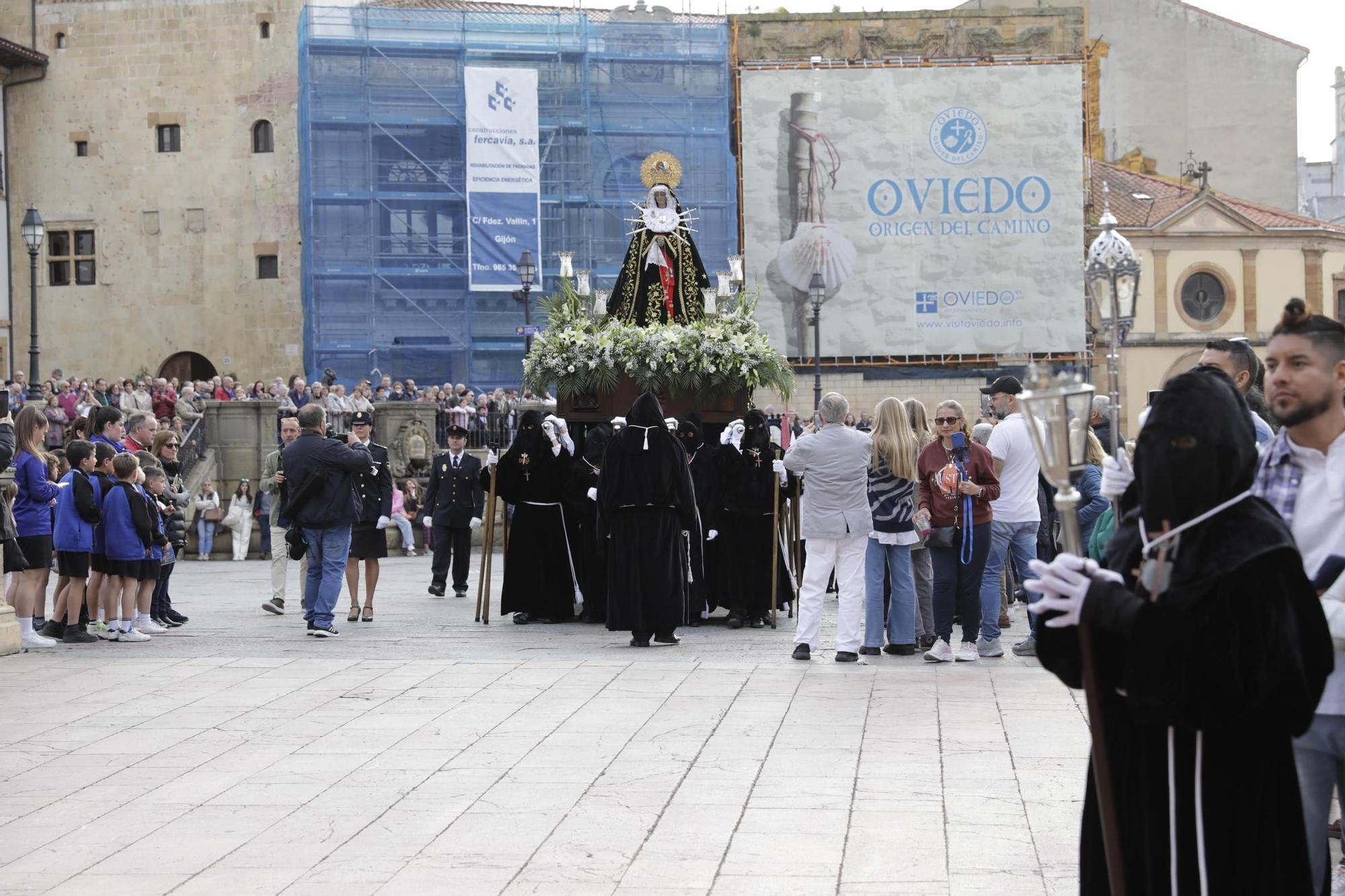 La procesión intergeneracional del Santo Entierro emociona Oviedo