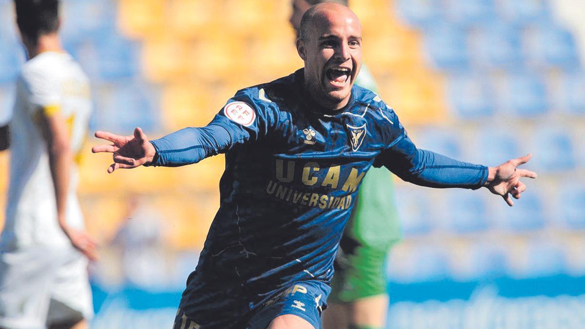 Raúl Pescador celebra uno de los dos tantos conseguidos ante el Vélez en el día de su debut con el UCAM Murcia. | PASCU MÉNDEZ