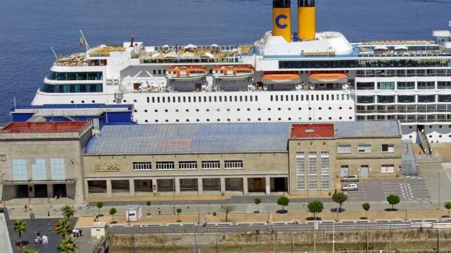 Edificio de la Estación Marítima con un crucero al fondo. // M.G.B.