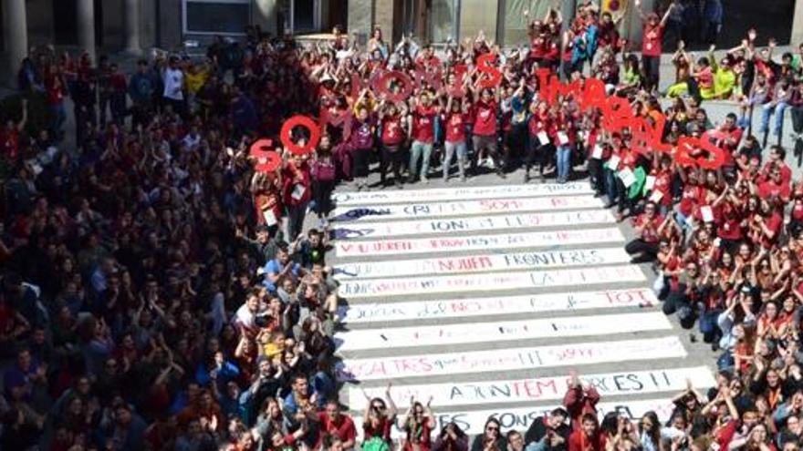 Els monitors ocupant al plaça de Sant Pere, aquest diumenge