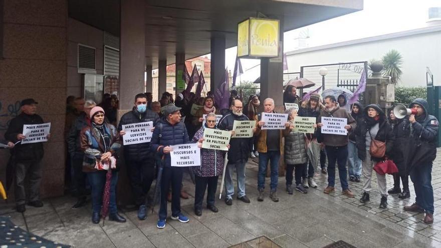 Protesta en Teis para denunciar carencias en los servicios sociales.