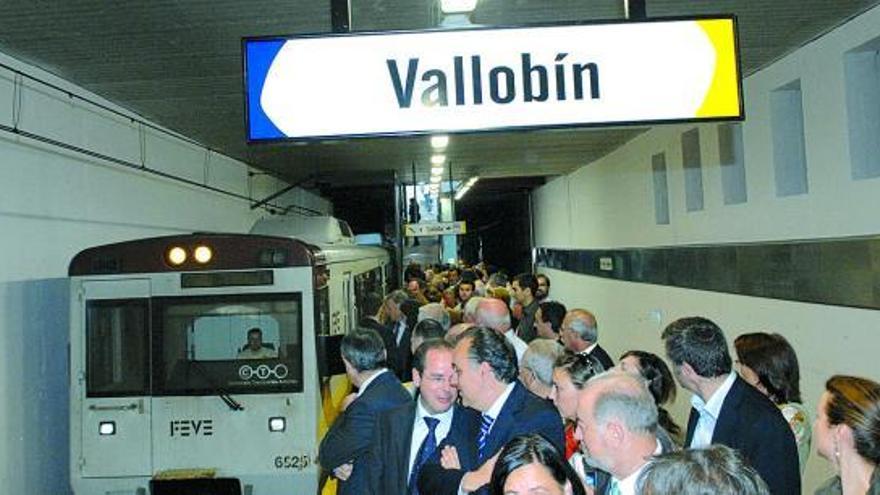 Público en el andén, esperando la llegada del tren del recorrido inaugural.