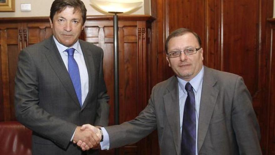 Javier Fernández -izquierda- y Jesús Iglesias, durante su primera reunión en la Junta General.