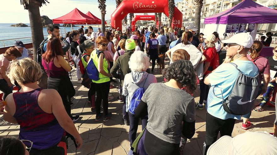 500 persones participen a la II Caminada Solidària de Blanes del 8-M